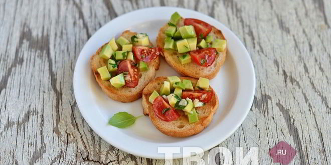 Рецепт брускетты с авокадо и помидорами черри
