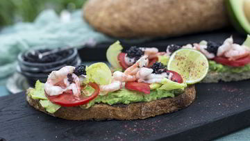 Рецепт Брускетты с авокадо и сладкой креветкой