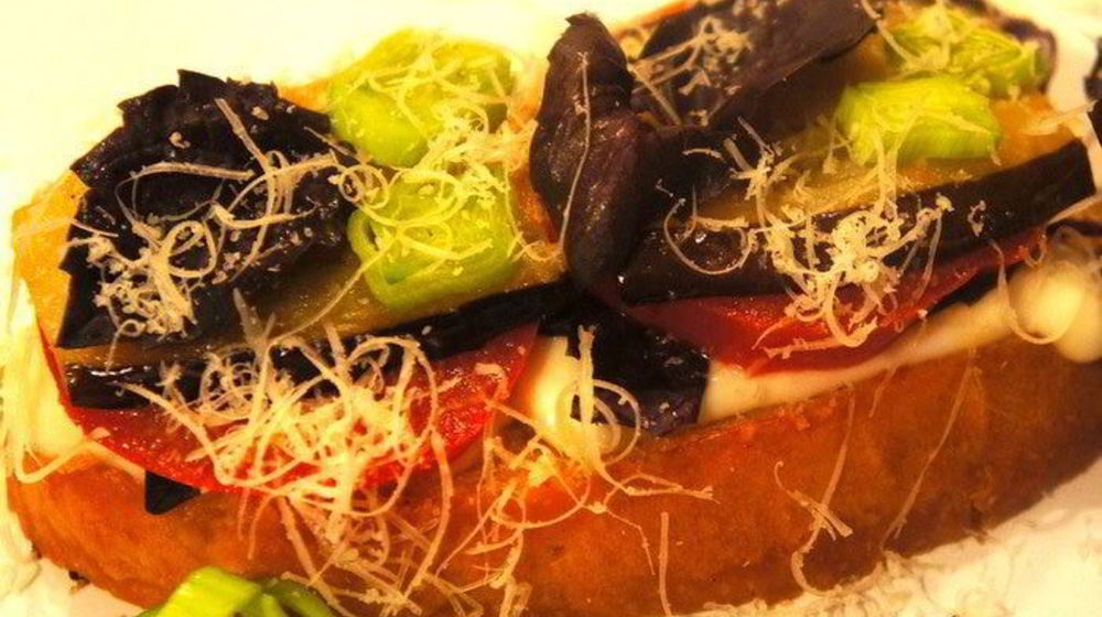 Как приготовить брускетту с базиликом и овощами