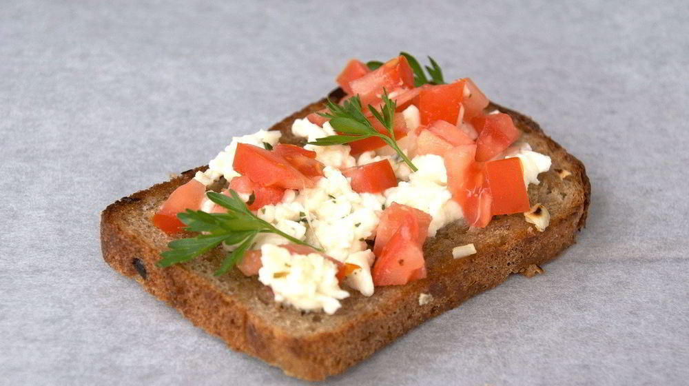 Как приготовить брускетту с черным хлебом и песто