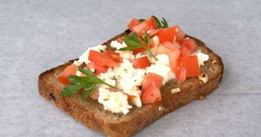 Рецепт Брускетты с черным хлебом и песто