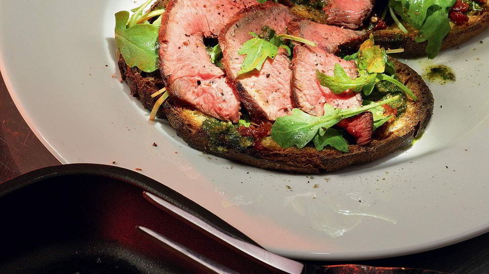 Как приготовить брускетту с говядиной, томатами и песто