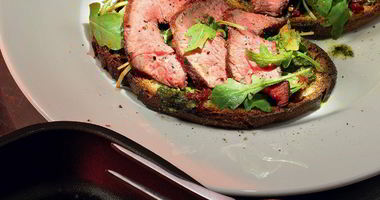 Рецепт Брускетты с говядиной, томатами и песто