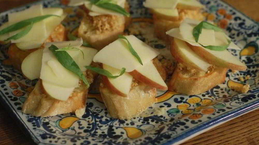 Как приготовить брускетту с инжиром, яблоком и сыром