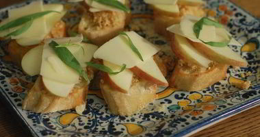 Рецепт Брускетты с инжиром, яблоком и сыром