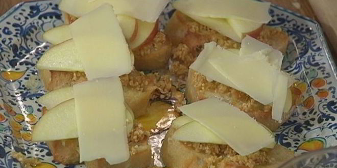 Рецепт брускетты с инжиром, яблоком и сыром