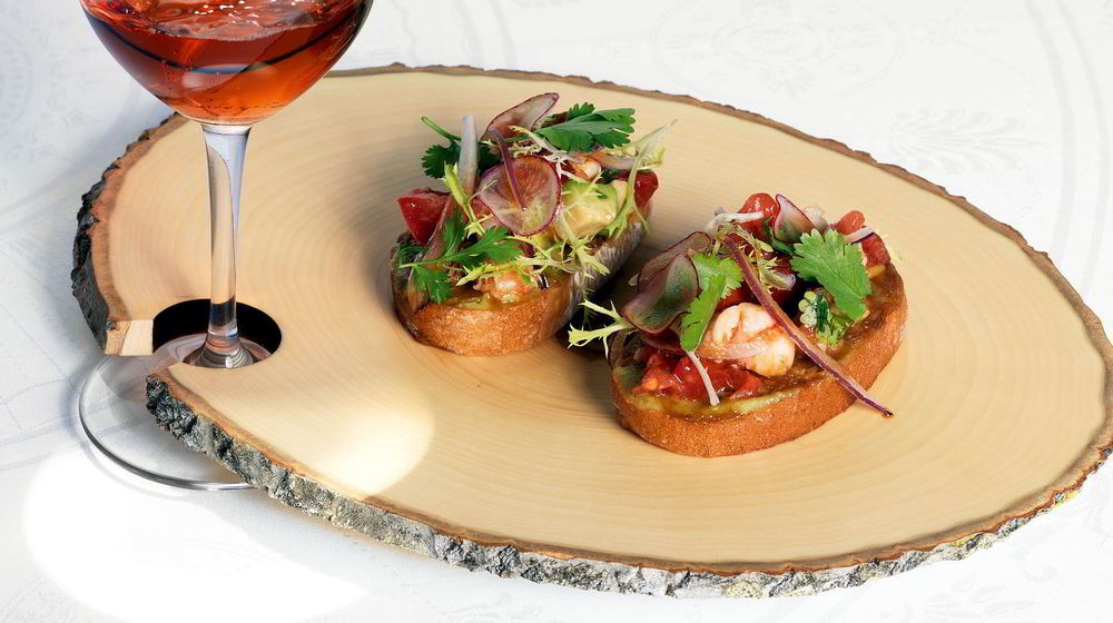 Как приготовить брускетту с креветками и муссом из авокадо
