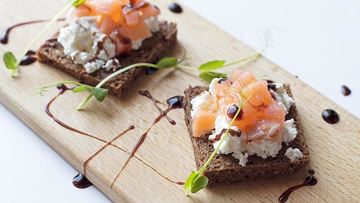 Рецепт Брускетты с лососем и сыром