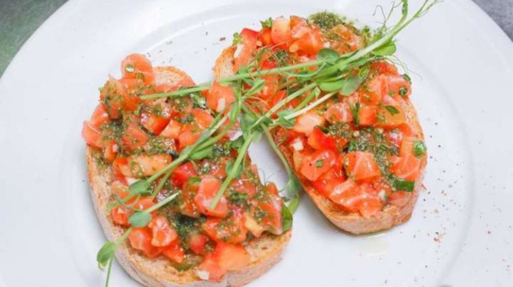 Как приготовить брускетту с лососем