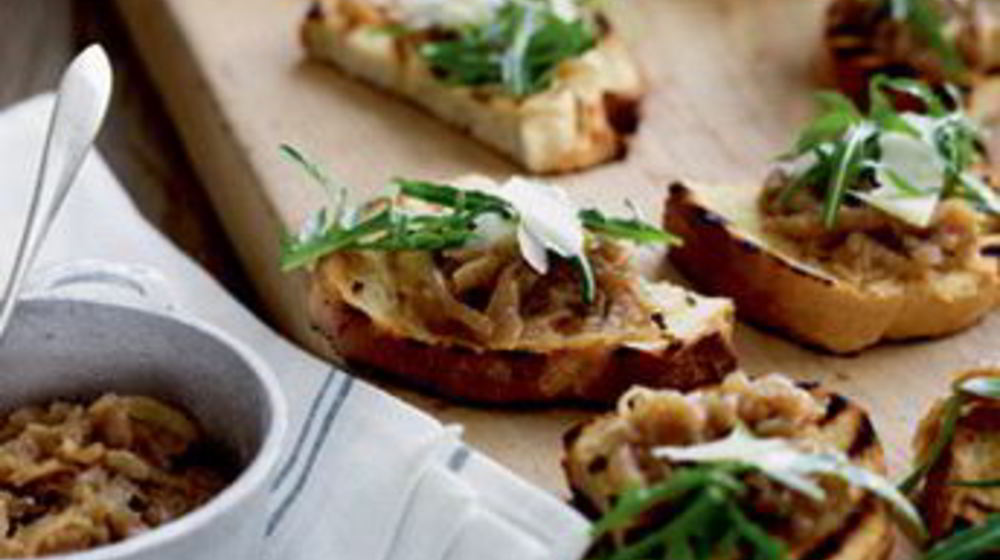 Как приготовить брускетту с луком и сыром