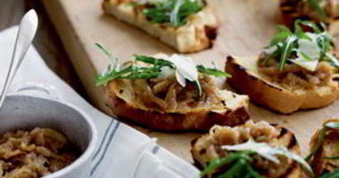 Рецепт Брускетты с луком и сыром