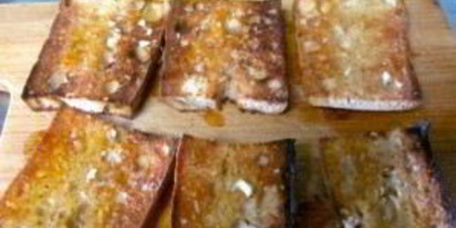 Рецепт брускетты с маслинами и фетой