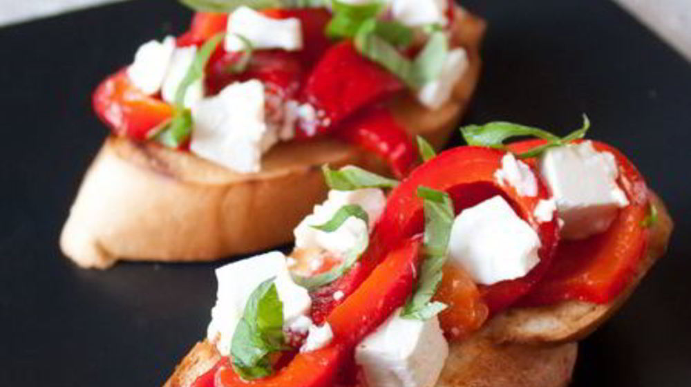 Как приготовить брускетту с печеным перцем и фетой