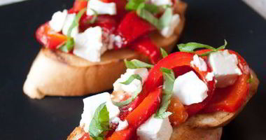 Рецепт Брускетты с печеным перцем и фетой