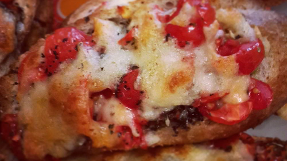 Как приготовить брускетту с помидорами черри и сыром моцарелла