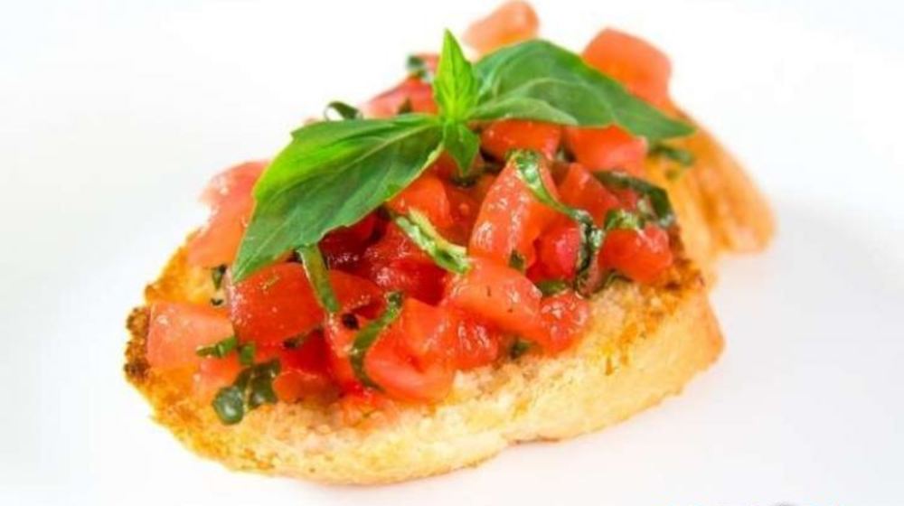 Как приготовить брускетту с помидорами и базиликом