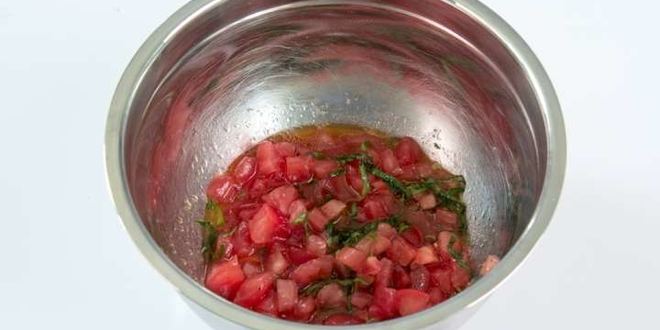 Рецепт брускетты с помидорами и базиликом