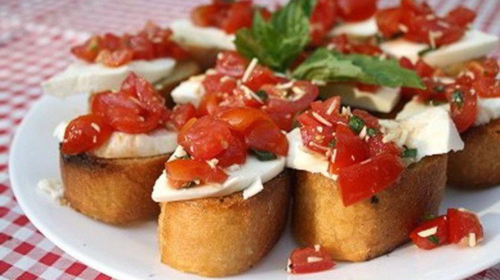 Как приготовить брускетту с помидорами и моцареллой