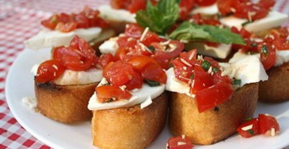 Рецепт брускетту с авокадо и помидорами черри