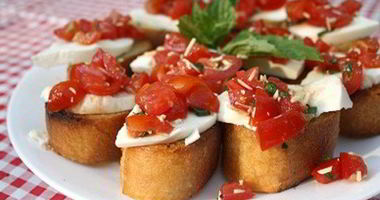Рецепт Брускетты с помидорами и моцареллой