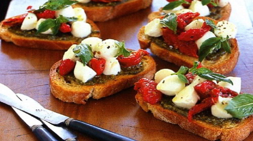 Как приготовить брускетту с помидорами