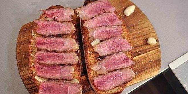 Рецепт брускетты с ростбифом