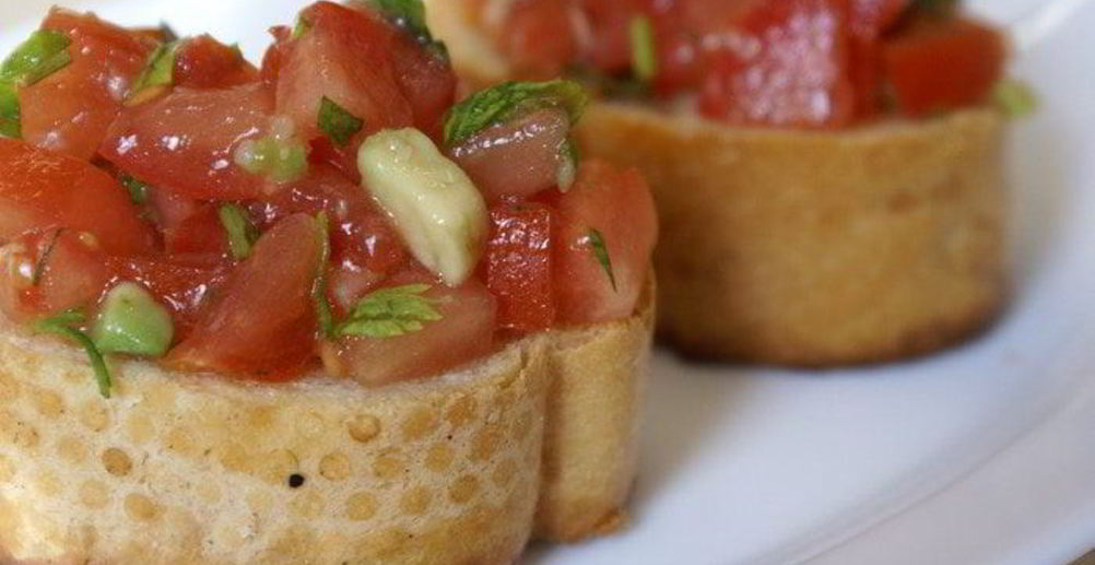 Рецепт брускетту с креветками и муссом из авокадо