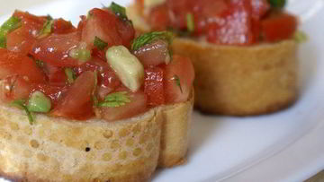 Рецепт Брускетты с томатами и авокадо