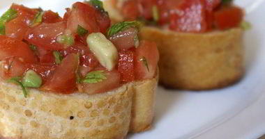 Рецепт Брускетты с томатами и авокадо