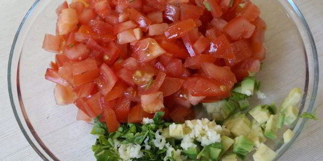 Рецепт брускетты с томатами и авокадо