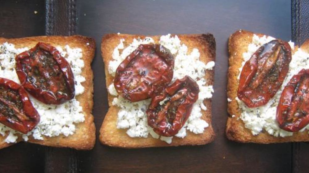 Как приготовить брускетту с вялеными томатами
