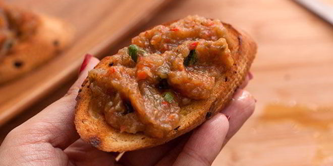 Рецепт брускетты с запеченным баклажаном