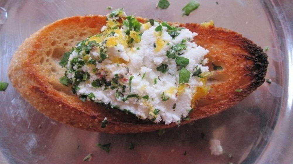 Как приготовить брускетту с зеленью и козьим сыром