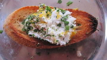 Рецепт Брускетты с зеленью и козьим сыром