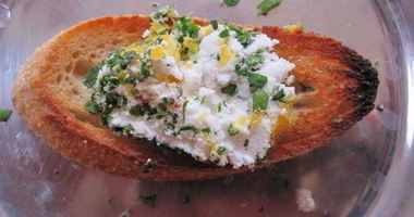 Рецепт Брускетты с зеленью и козьим сыром