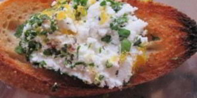 Рецепт брускетты с зеленью и козьим сыром