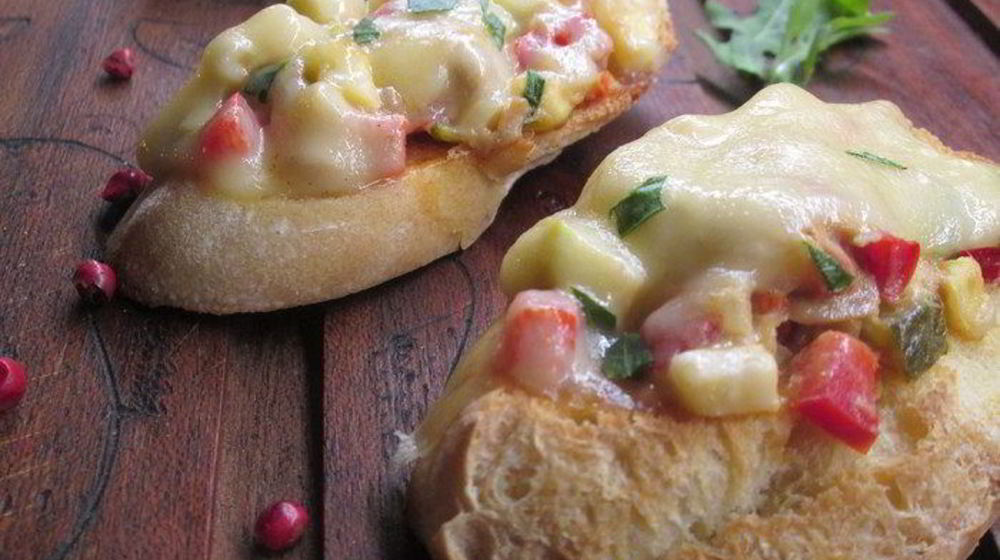 Как приготовить брускетту, запеченную с тунцом и овощами