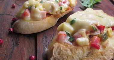 Рецепт Брускетты, запеченной с тунцом и овощами