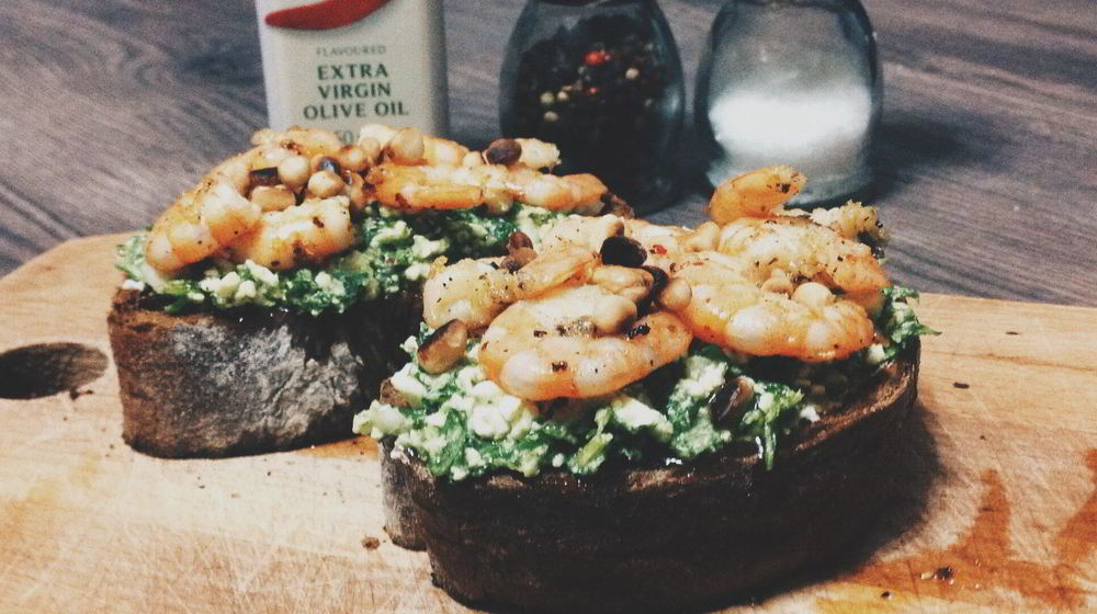 Как приготовить брускетты с креветками и руколой