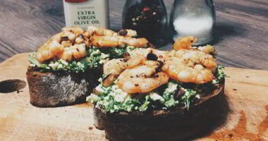 Рецепт Брускетт с креветками и руколой