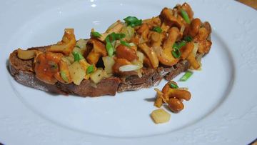 Рецепт Брускетт с лисичками, сельдереем и зеленым луком