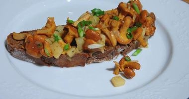 Рецепт Брускетт с лисичками, сельдереем и зеленым луком