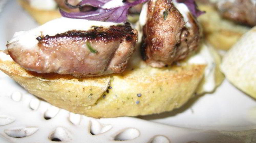 Как приготовить брускетты с печенью кролика и винным соусом на кукурузном хлебе