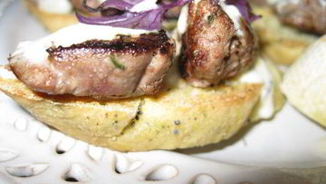 Рецепт Брускетт с печенью кролика и винным соусом на кукурузном хлебе