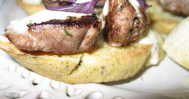 Рецепт Брускетт с печенью кролика и винным соусом на кукурузном хлебе