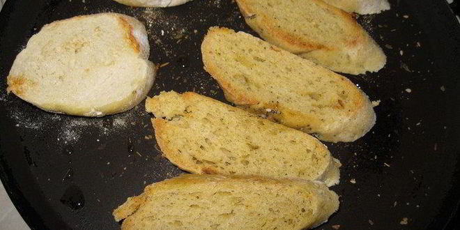 Рецепт брускетт с печенью кролика и винным соусом на кукурузном хлебе