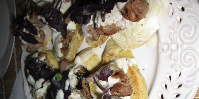 Рецепт брускетт с печенью кролика и винным соусом на кукурузном хлебе