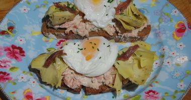 Рецепт Брускетт с тунцом, анчоусами и яйцами пашот