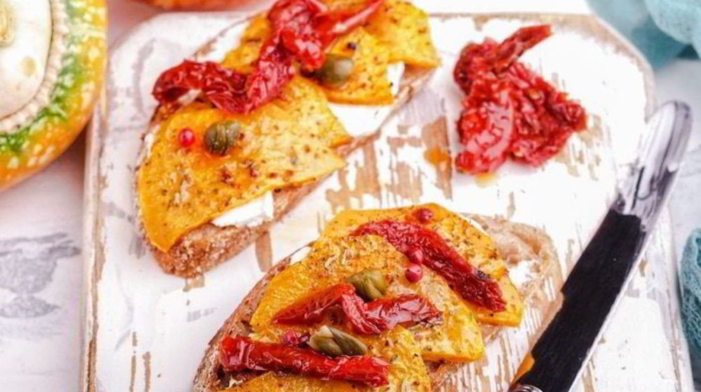 Как приготовить брускетты с запеченной тыквой и вялеными томатами