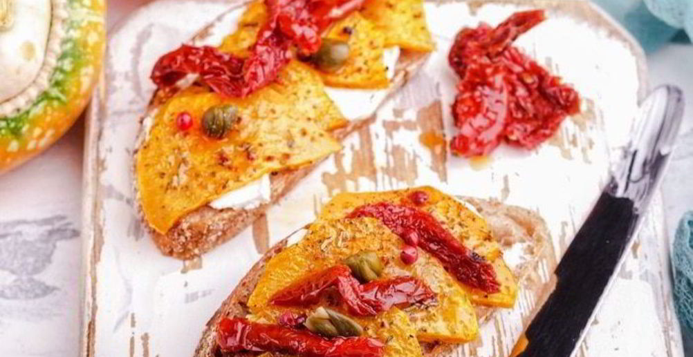 Рецепт чесночную брускетту с томатами, красным луком и базиликом
